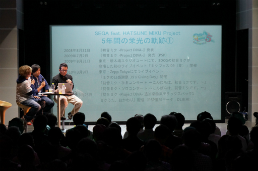 画像ギャラリー No.008のサムネイル画像 / 「初音ミク×セガ」プロジェクト5周年を記念した開発陣によるトークショーの模様をレポート。初の海外向け新作「初音ミク Project mirai Remix」も発表に