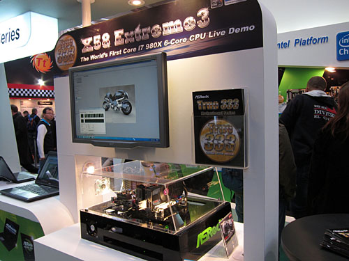 画像ギャラリー No.002のサムネイル画像 / ASRock，CeBIT 2010の会場で，次世代6コアCPU「Gulftown」のデモを実施中