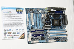 画像ギャラリー No.007のサムネイル画像 / ASRock，CeBIT 2010の会場で，次世代6コアCPU「Gulftown」のデモを実施中