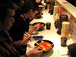 画像ギャラリー No.010のサムネイル画像 / 特製ラーメンは地獄の味? EA,2月18日発売の「ダンテズ・インフェルノ」で,ダンテだらけの発売記念イベントを開催