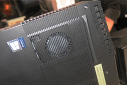 画像ギャラリー No.011のサムネイル画像 / 薄型ノートPC「ALIENWARE m15」はどんなゲーマー向け？ 「Aurora R8」は手動OCがメーカーサポート対象!? 製品担当者にいろいろ聞いてきた