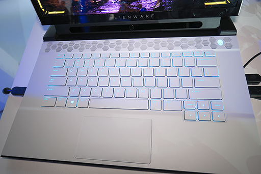 画像ギャラリー No.004のサムネイル画像 / 写真とインタビューで紐解くDellの新型ノートPC「ALIENWARE m15 R2」。第1世代から大きく変わったデザインを採用した理由とは？