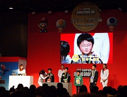 画像ギャラリー No.008のサムネイル画像 / マリオの生みの親，宮本 茂氏も登場した「New スーパーマリオブラザーズWii コインバトル日本一決定戦」全国決勝大会をレポート