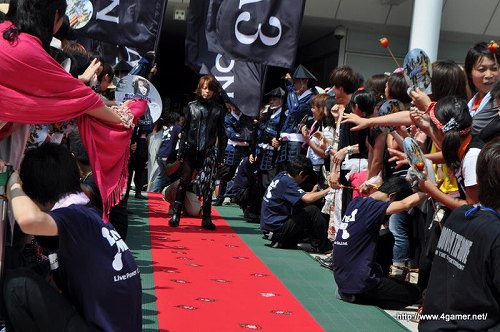 画像ギャラリー No.011のサムネイル画像 / 「戦国BASARA 5周年祭〜武道館の宴〜」が2011年1月3日に開催決定。西川貴教さんが新曲を熱唱した「T.M.R.15 vs 戦国BASARA 3 夏の陣！」をレポート
