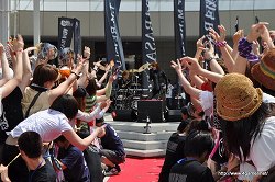 画像ギャラリー No.013のサムネイル画像 / 「戦国BASARA 5周年祭〜武道館の宴〜」が2011年1月3日に開催決定。西川貴教さんが新曲を熱唱した「T.M.R.15 vs 戦国BASARA 3 夏の陣！」をレポート