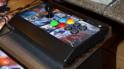 画像ギャラリー No.004のサムネイル画像 / Mad Catz，「ストリートファイター×鉄拳」仕様のアーケードスティックを正式発表。最上位モデルは2台の連結が可能に