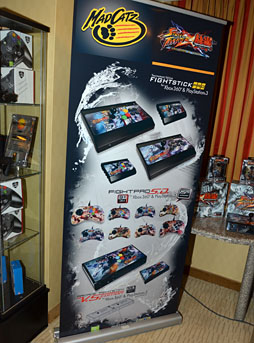 画像ギャラリー No.008のサムネイル画像 / Mad Catz，「ストリートファイター×鉄拳」仕様のアーケードスティックを正式発表。最上位モデルは2台の連結が可能に
