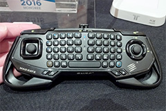 ［CES 2016］Mad Catzがまた奇抜なゲームパッドを提案。今度はBluetooth接続で小型キーボード付きの「S.U.R.F. R」
