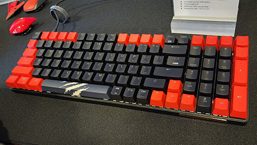 画像ギャラリー No.003のサムネイル画像 / 10キーレス並みにコンパクトなフルキーボード「S.T.R.I.K.E. 11」をMad Catzが発表。新型低遅延ヘッドセットには思わぬ落とし穴が？