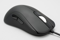 画像ギャラリー No.002のサムネイル画像 / ZOWIE GEAR新型マウス「ZA」ファーストインプレッション。つかみ持ち派とかぶせ持ち派は試してみる価値がありそうだ