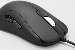 画像ギャラリー No.005のサムネイル画像 / 3サイズ展開のゲーマー向けマウス「ZOWIE ZA」レビュー。つかみ&かぶせ持ち派は一度試す価値あり