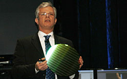 画像ギャラリー No.002のサムネイル画像 / Intel，IDF 2010 Beijingで「Sandy Bridge」世代のシリコンウェハを公開