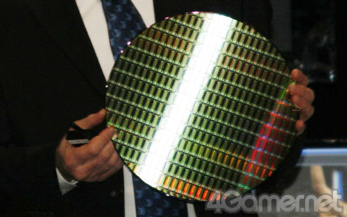 画像ギャラリー No.003のサムネイル画像 / Intel，IDF 2010 Beijingで「Sandy Bridge」世代のシリコンウェハを公開