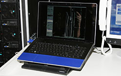 画像ギャラリー No.005のサムネイル画像 / Intel，IDF 2010 Beijingで「Sandy Bridge」世代のシリコンウェハを公開