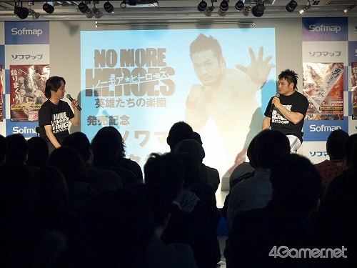 画像ギャラリー No.003のサムネイル画像 / みんなトラヴィスと同じ，男は女に弱いものなのだ。「NO MORE HEROES 英雄たちの楽園」発売記念イベントで宣伝部長ミノワマンがメロメロに