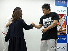 画像ギャラリー No.008のサムネイル画像 / みんなトラヴィスと同じ，男は女に弱いものなのだ。「NO MORE HEROES 英雄たちの楽園」発売記念イベントで宣伝部長ミノワマンがメロメロに