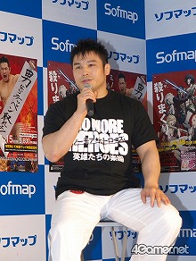 画像ギャラリー No.012のサムネイル画像 / みんなトラヴィスと同じ，男は女に弱いものなのだ。「NO MORE HEROES 英雄たちの楽園」発売記念イベントで宣伝部長ミノワマンがメロメロに