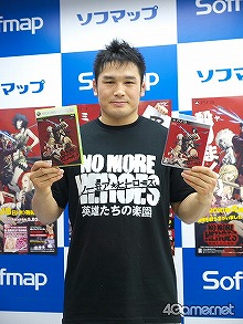 画像ギャラリー No.013のサムネイル画像 / みんなトラヴィスと同じ，男は女に弱いものなのだ。「NO MORE HEROES 英雄たちの楽園」発売記念イベントで宣伝部長ミノワマンがメロメロに