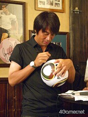 画像ギャラリー No.012のサムネイル画像 / 「サカつくDS ワールドチャレンジ2010 メディア最強チーム決定戦」で，4Gamer代表選手がゲスト解説の中西哲生氏にドキドキ大接近