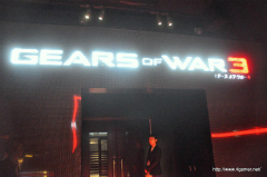 画像ギャラリー No.002のサムネイル画像 / 本日発売の「Gears of War 3」，FUJIWARA，椿鬼奴さん，あやまんJAPANが発売を祝福しに駆けつけた，発売記念イベントの模様をレポート