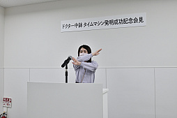 画像ギャラリー No.002のサムネイル画像 / 14周年を迎える「STEINS;GATE」，本日から秋葉原ラジオ会館では特別展示とグッズ販売を実施，イベント限定の景品が当たるカプセルトイも