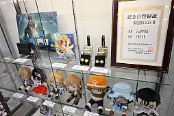 画像ギャラリー No.053のサムネイル画像 / 14周年を迎える「STEINS;GATE」，本日から秋葉原ラジオ会館では特別展示とグッズ販売を実施，イベント限定の景品が当たるカプセルトイも