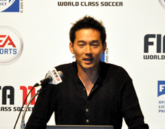 画像ギャラリー No.002のサムネイル画像 / 「FIFA 11 ワールドクラスサッカー」発売を記念して，日本代表前監督，岡田武史氏が世界選抜チームを結成