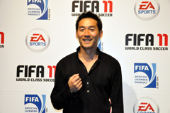 画像ギャラリー No.009のサムネイル画像 / 「FIFA 11 ワールドクラスサッカー」発売を記念して，日本代表前監督，岡田武史氏が世界選抜チームを結成