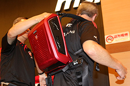 画像ギャラリー No.011のサムネイル画像 / ［COMPUTEX］MSIの「背負えるPC」は意外なほど完成度が高かった。視線追跡デバイスによるゲームも体験できたMSIブースレポート