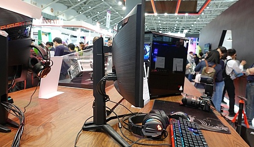 画像ギャラリー No.020のサムネイル画像 / MSIの最新ゲーマー向けディスプレイは，実況配信者向けモデルや家庭用ゲーム機向け湾曲液晶モデルに注目だ