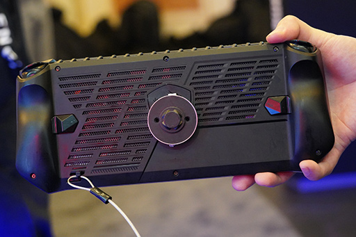 画像ギャラリー No.009のサムネイル画像 / 世界初のCore Ultra搭載携帯型ゲームPC「MSI Claw A1M」をチェック。性能だけでなくゲームパッドや放熱にも見どころあり！