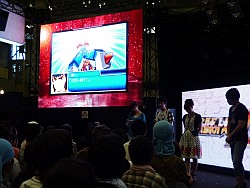 画像ギャラリー No.005のサムネイル画像 / 大勢のファンが詰め掛けた「スーパーロボット大戦L」スペシャルステージ。キャラホビ2010，バンダイナムコゲームスブースレポート