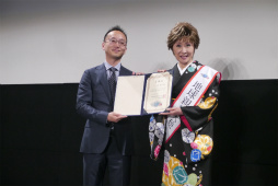 画像ギャラリー No.009のサムネイル画像 / 「PSO2」に小林幸子さんが降臨，メガ幸子と共にフェニックスに乗ってバーチャルライブを披露する。都内で行われた「地球親善大使 就任式」レポート
