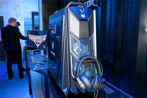画像ギャラリー No.002のサムネイル画像 / Acerのド派手なゲームPC「Predator Orion 9000」を写真でチェック。重量は15kgあれど，持ち運びは簡単!?