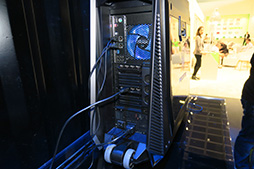 画像ギャラリー No.015のサムネイル画像 / Acerのド派手なゲームPC「Predator Orion 9000」を写真でチェック。重量は15kgあれど，持ち運びは簡単!?