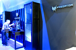 画像ギャラリー No.017のサムネイル画像 / Acerのド派手なゲームPC「Predator Orion 9000」を写真でチェック。重量は15kgあれど，持ち運びは簡単!?