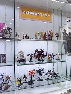 画像ギャラリー No.019のサムネイル画像 / 「武装神姫」5周年！　コナミスタイル東京ミッドタウン店で行われた鳥山プロデューサー1日店長イベントの大盛況ぶりをレポート