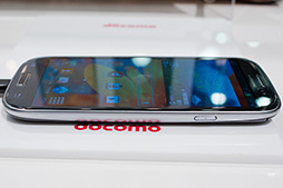 画像ギャラリー No.014のサムネイル画像 / NTTドコモ，「GALAXY S III α」「AQUOS PHONE ZETA」など2012年冬モデルスマートフォン10製品を発表。すべてが下り最大100Mbpsの「Xi」に対応
