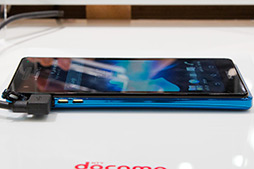 画像ギャラリー No.021のサムネイル画像 / NTTドコモ，「GALAXY S III α」「AQUOS PHONE ZETA」など2012年冬モデルスマートフォン10製品を発表。すべてが下り最大100Mbpsの「Xi」に対応