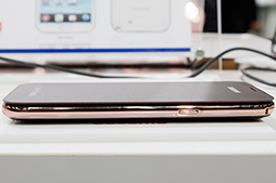 画像ギャラリー No.027のサムネイル画像 / NTTドコモ，「GALAXY S III α」「AQUOS PHONE ZETA」など2012年冬モデルスマートフォン10製品を発表。すべてが下り最大100Mbpsの「Xi」に対応