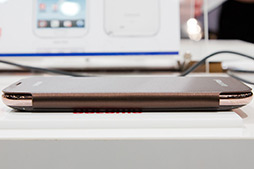 画像ギャラリー No.028のサムネイル画像 / NTTドコモ，「GALAXY S III α」「AQUOS PHONE ZETA」など2012年冬モデルスマートフォン10製品を発表。すべてが下り最大100Mbpsの「Xi」に対応