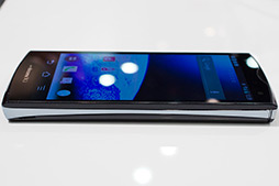 画像ギャラリー No.039のサムネイル画像 / NTTドコモ，「GALAXY S III α」「AQUOS PHONE ZETA」など2012年冬モデルスマートフォン10製品を発表。すべてが下り最大100Mbpsの「Xi」に対応