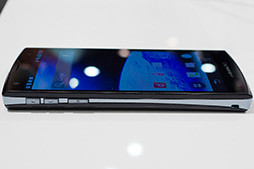 画像ギャラリー No.040のサムネイル画像 / NTTドコモ，「GALAXY S III α」「AQUOS PHONE ZETA」など2012年冬モデルスマートフォン10製品を発表。すべてが下り最大100Mbpsの「Xi」に対応