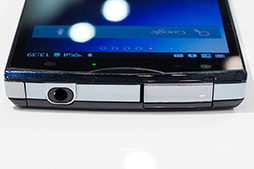 画像ギャラリー No.041のサムネイル画像 / NTTドコモ，「GALAXY S III α」「AQUOS PHONE ZETA」など2012年冬モデルスマートフォン10製品を発表。すべてが下り最大100Mbpsの「Xi」に対応