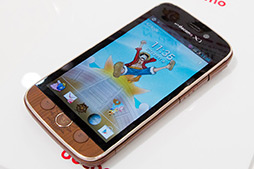 画像ギャラリー No.043のサムネイル画像 / NTTドコモ，「GALAXY S III α」「AQUOS PHONE ZETA」など2012年冬モデルスマートフォン10製品を発表。すべてが下り最大100Mbpsの「Xi」に対応