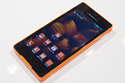 画像ギャラリー No.050のサムネイル画像 / NTTドコモ，「GALAXY S III α」「AQUOS PHONE ZETA」など2012年冬モデルスマートフォン10製品を発表。すべてが下り最大100Mbpsの「Xi」に対応