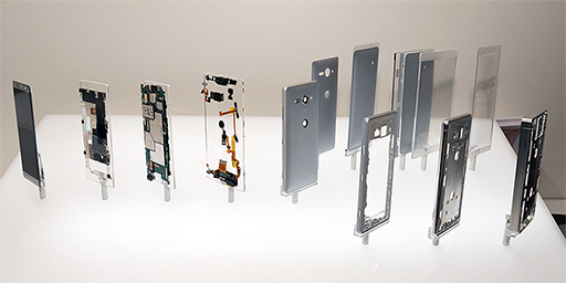 画像ギャラリー No.030のサムネイル画像 / ソニーの新ハイエンドスマートフォン「Xperia XZ2」＆「Xperia XZ2 Compact」実機レポート。二眼式カメラの採用は次世代モデルまでおあずけ？