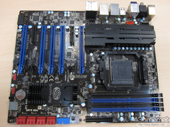 画像ギャラリー No.003のサムネイル画像 / 初期のX79はPCIe 3.0対応保留，DIMMサポート4枚か。少数精鋭のマザーボード開発チームを立ち上げたSapphireにいろいろ聞いてきた