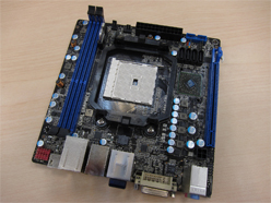 画像ギャラリー No.012のサムネイル画像 / 初期のX79はPCIe 3.0対応保留，DIMMサポート4枚か。少数精鋭のマザーボード開発チームを立ち上げたSapphireにいろいろ聞いてきた