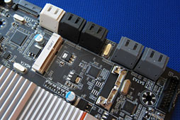 画像ギャラリー No.011のサムネイル画像 / GIGA-BYTE，Z77搭載のゲーマー向けマザーボードを公開。ATXモデルはPCIe 3.0 x16×2やx8×4接続に対応か